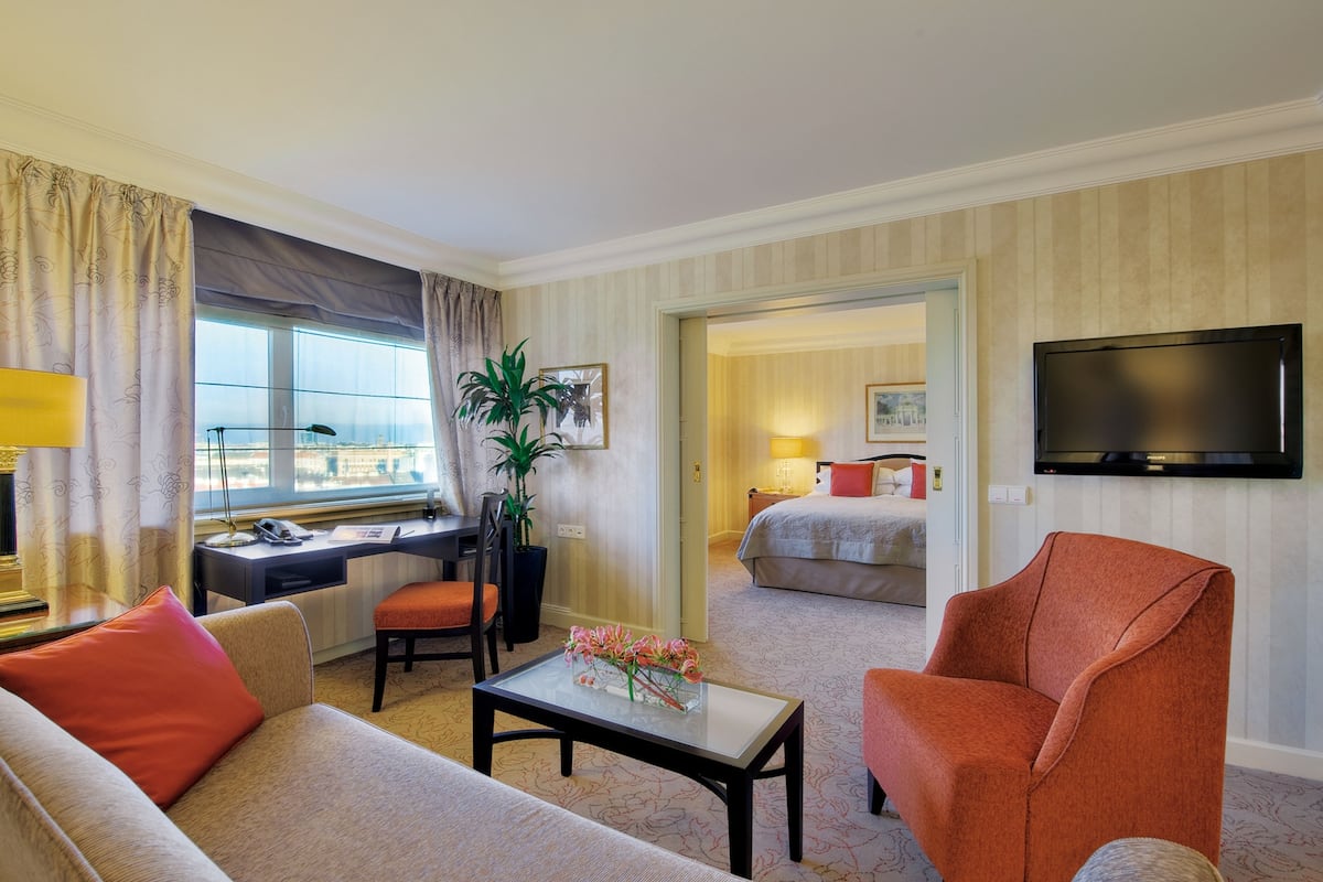 Suite, 1 Bedroom, Business Lounge Access, Park View (High Floor) | Hypo-allergenic bedding, minibar, in-room safe, desk