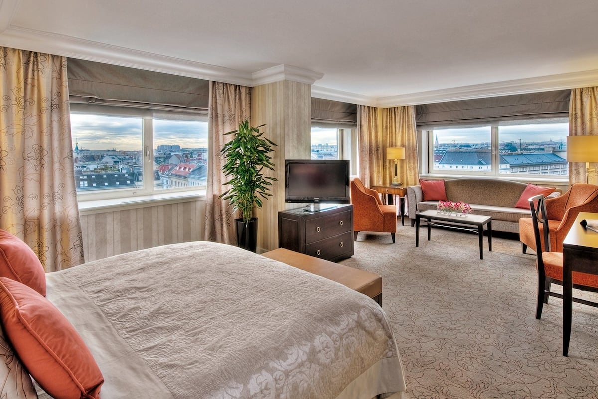 Club Suite, 1 King Bed, Accessible Bathtub, Club Lounge Access (City View, Accessible Bathtub) | Hypo-allergenic bedding, minibar, in-room safe, desk