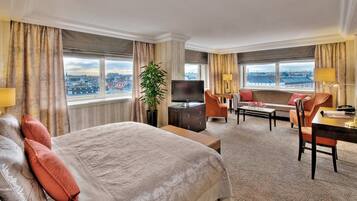 Junior Suite | Hypo-allergenic bedding, in-room safe, desk, laptop workspace