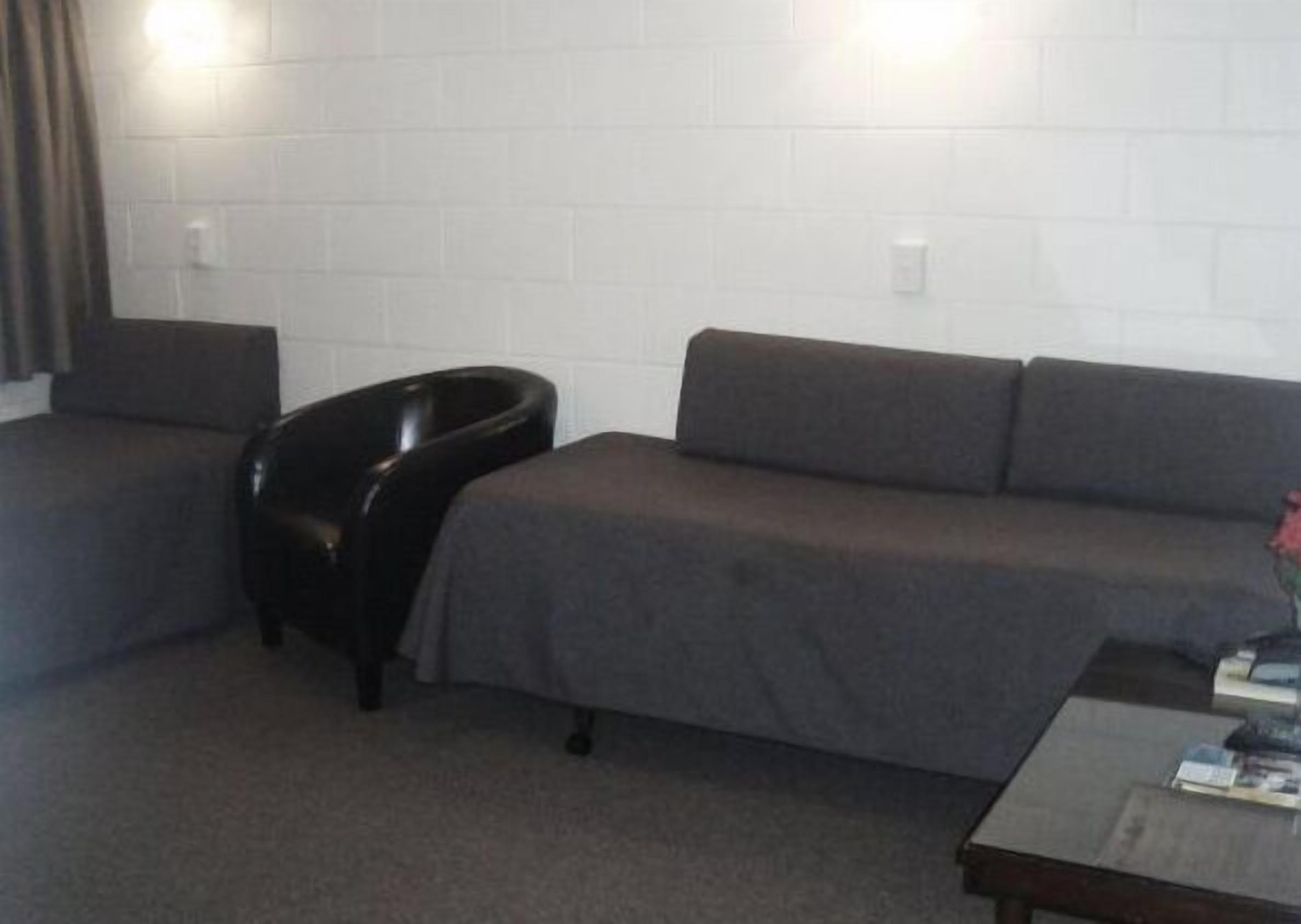 Een bureau, geluiddichte muren, een strijkplank/strijkijzer, babybedden