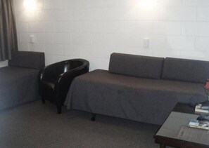 Escritorio, insonorización, tabla de planchar con plancha y cunas