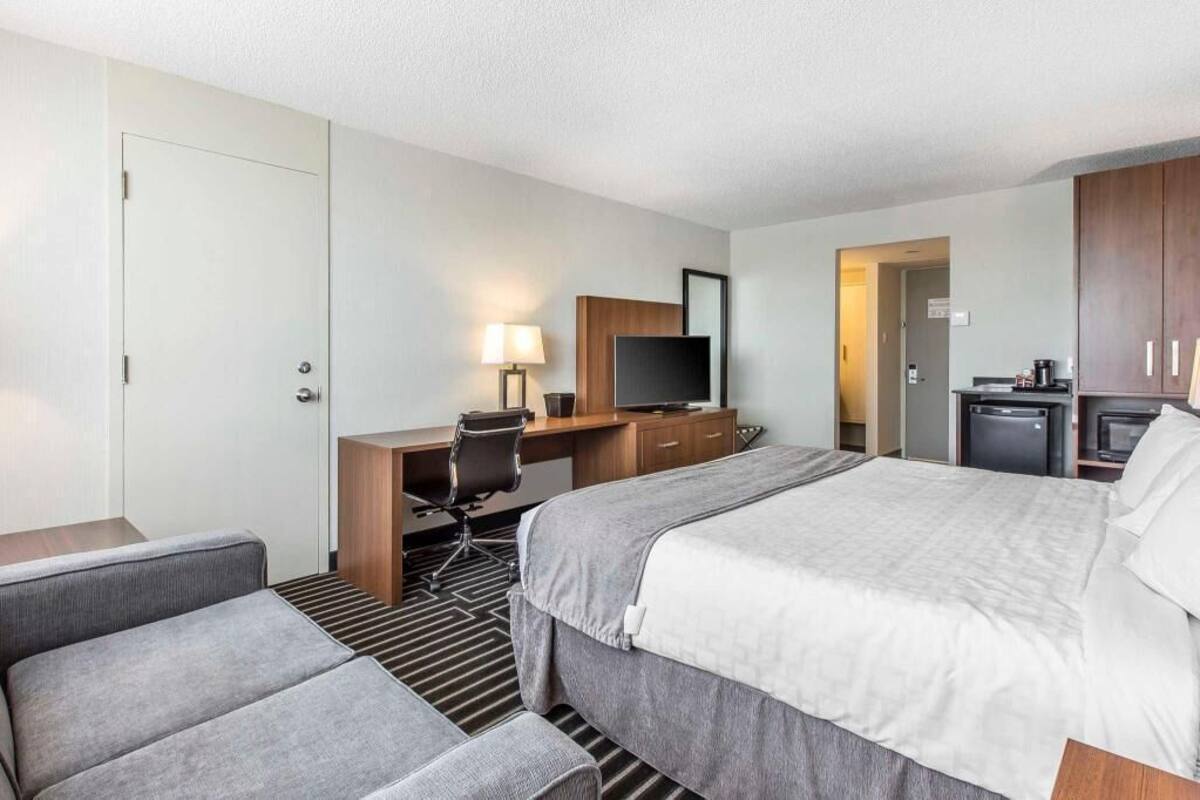 Desk, blackout drapes, iron/ironing board, free WiFi