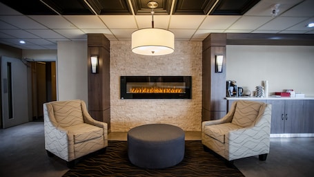 Sitzecke in der Lobby. Quality Inn Corner Brook
