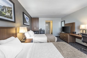 Huone, 2 keskisuurta parisänkyä, tupakointi kielletty | Työpöytä, pimennysverhot, silitysrauta/-lauta, ilmainen Wi-Fi