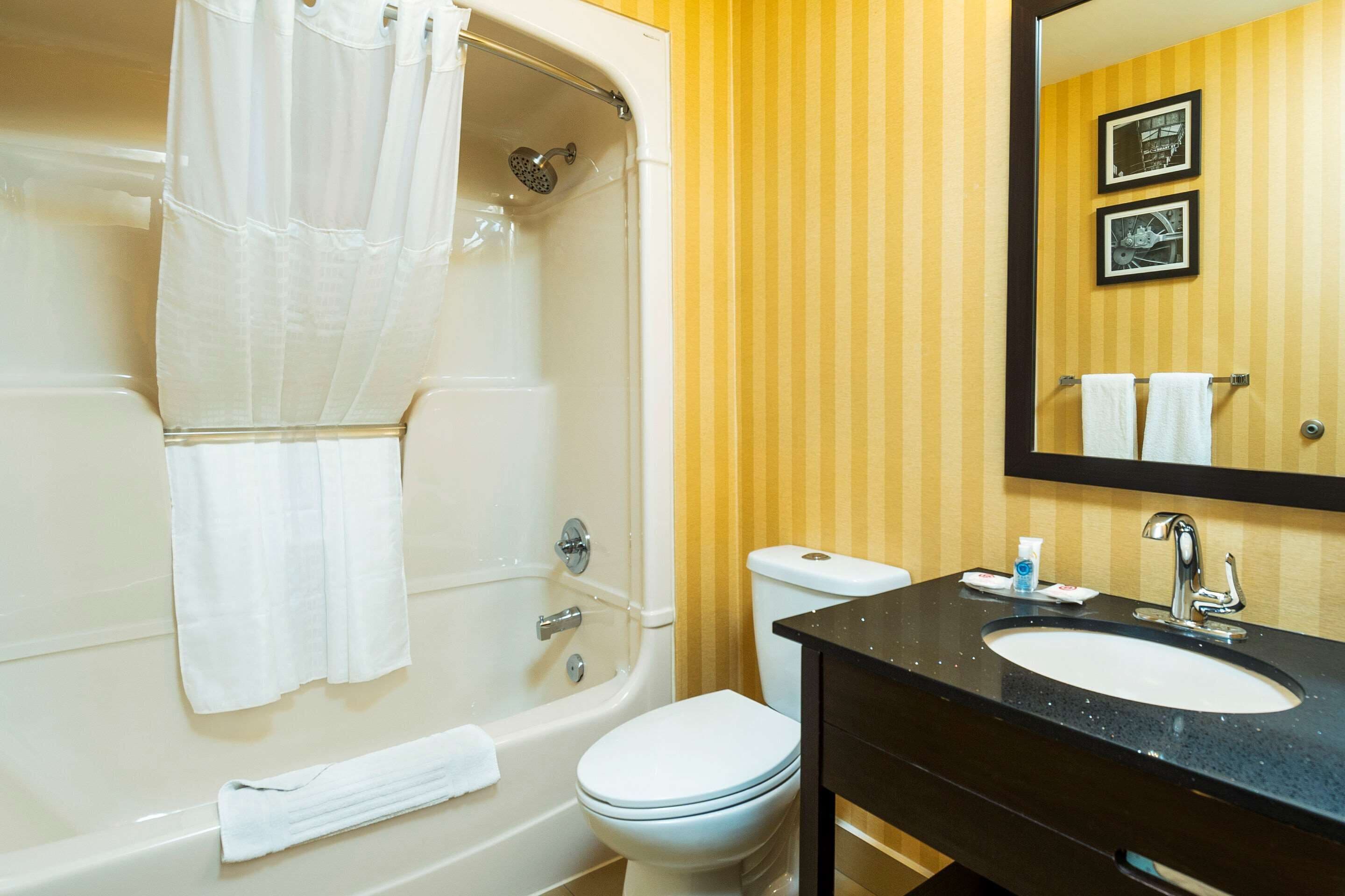 Un baño con bañera, inodoro y lavabo.