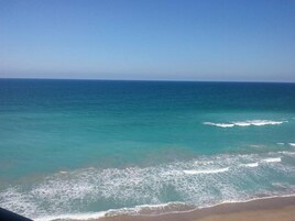 En la playa, camas de playa, toallas de playa, surf