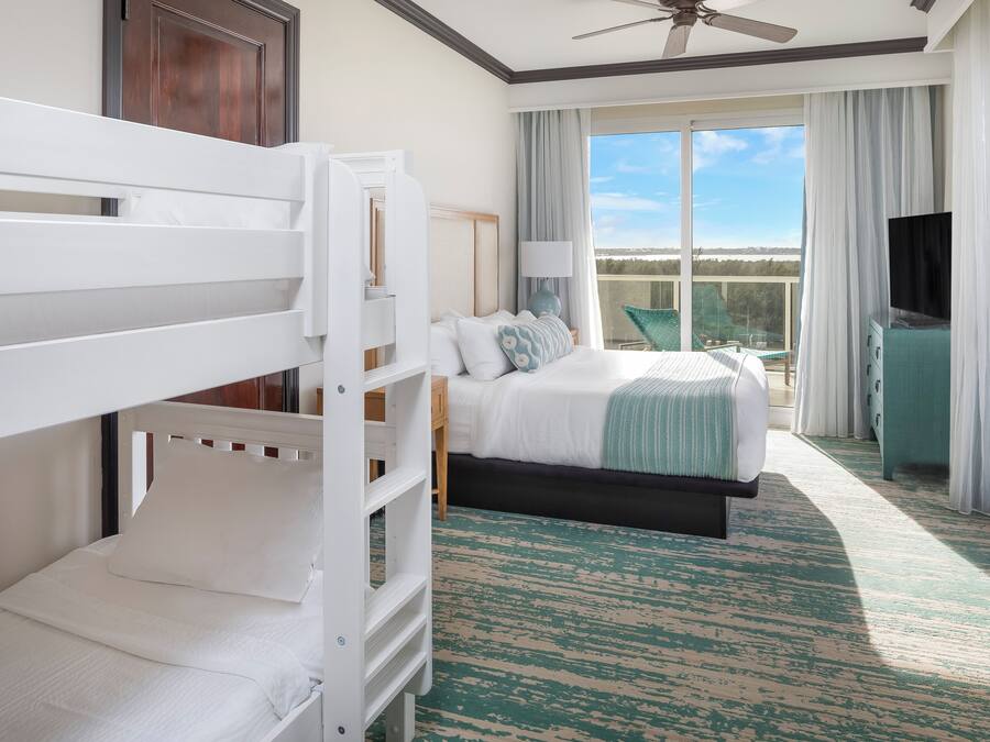 Rom – standard, flere senger | Sengetøy av topp kvalitet, dundyner og senger med overmadrass