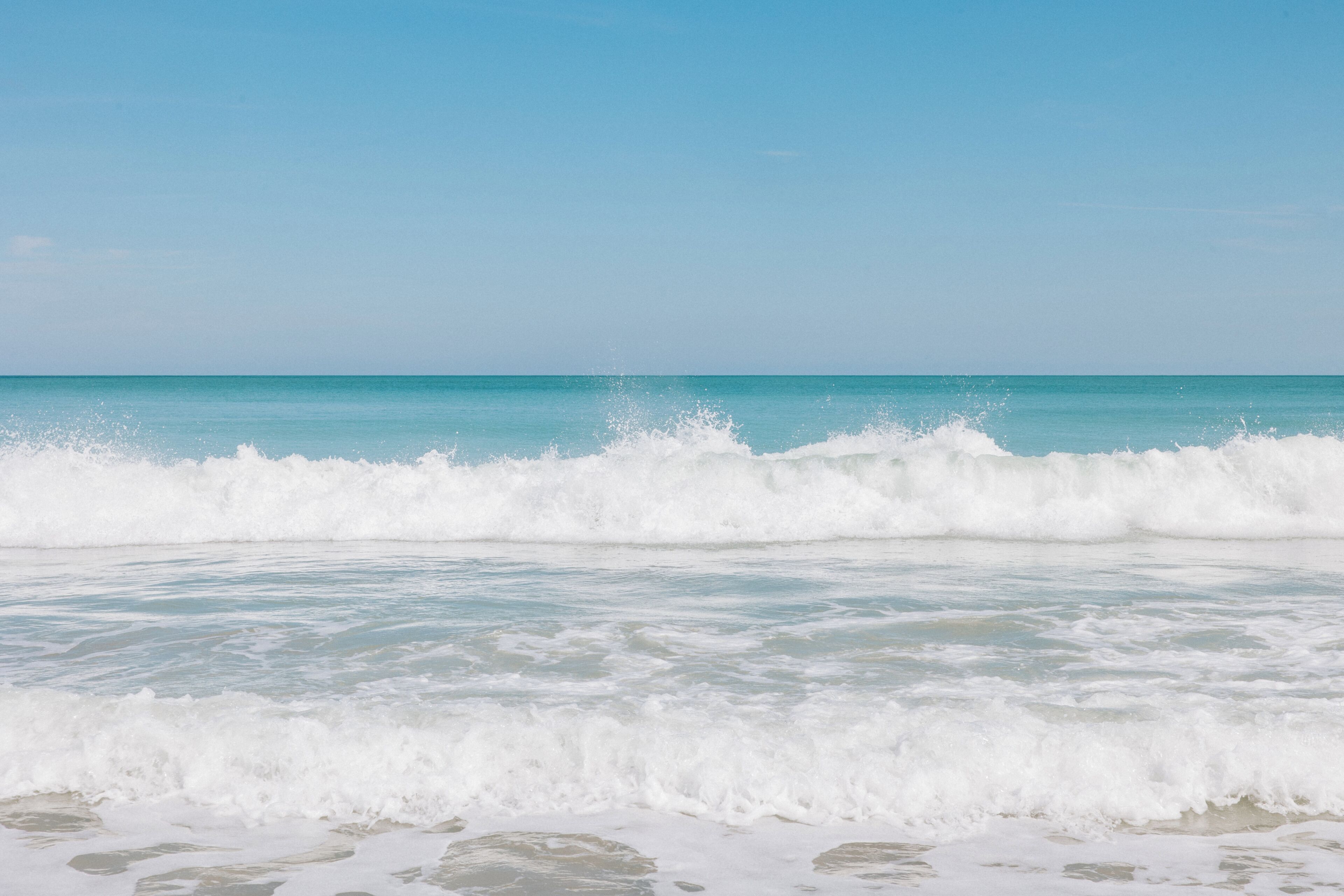 En la playa, camas de playa (con cargo), toallas de playa y surf 