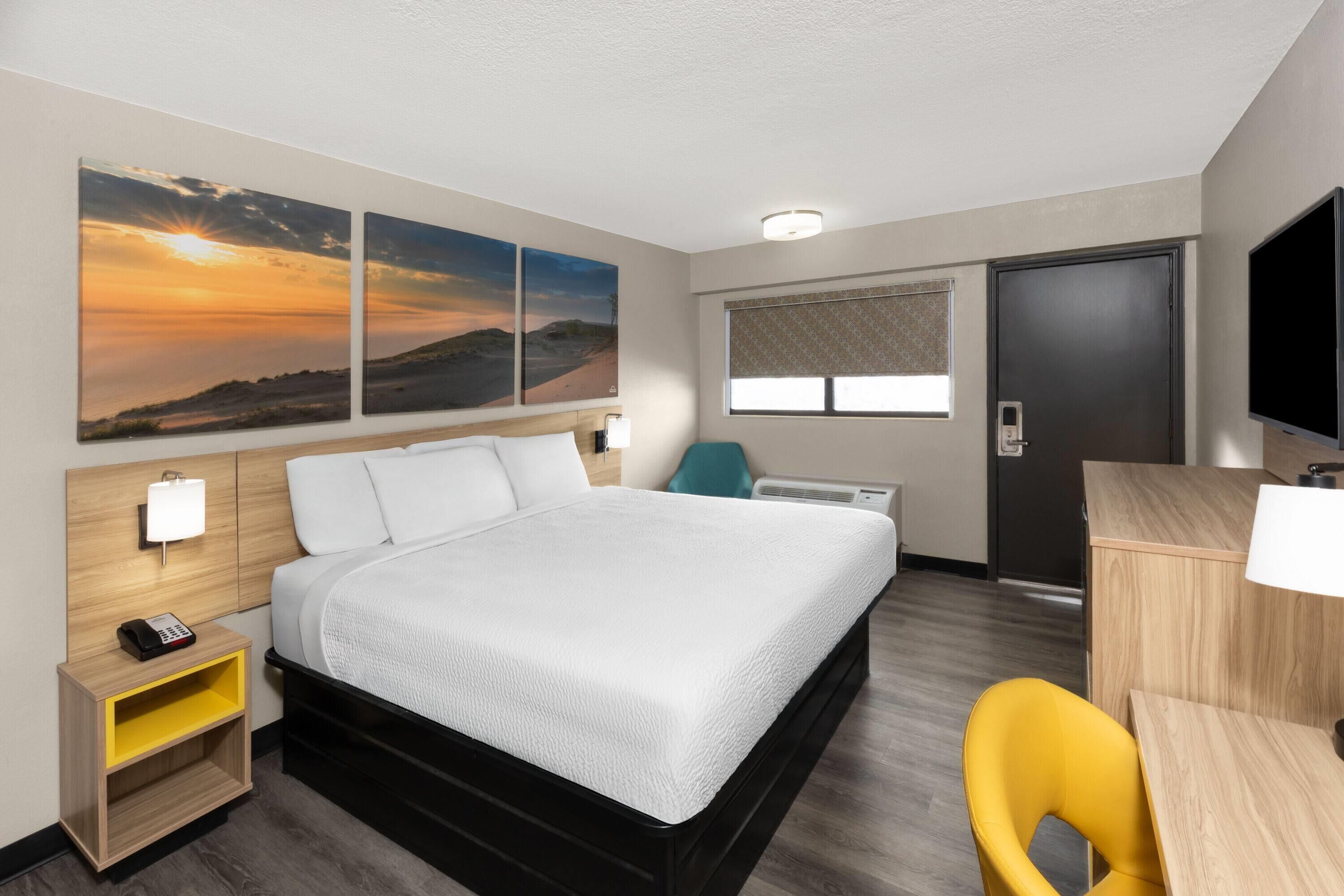 Kamer, 1 kingsize bed, toegankelijk voor rolstoelgebruikers, niet-roken (Roll-in Shower) | Luxe beddengoed, donsdekens, bedden met traagschuimmatrassen, een bureau