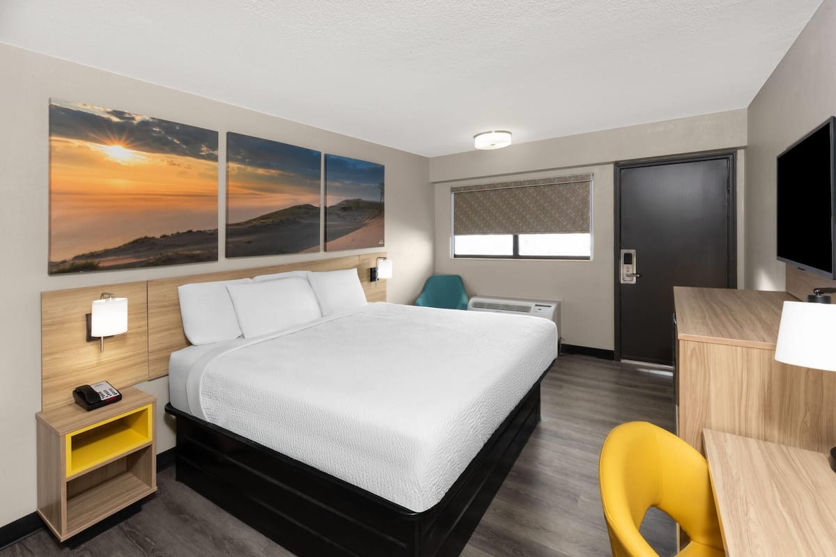 Kamer, 1 kingsize bed, toegankelijk voor rolstoelgebruikers, niet-roken (Roll-in Shower) | Luxe beddengoed, donsdekens, bedden met traagschuimmatrassen, een bureau