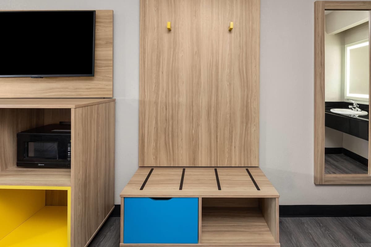 Luxe beddengoed, donsdekens, bedden met traagschuimmatrassen, een bureau