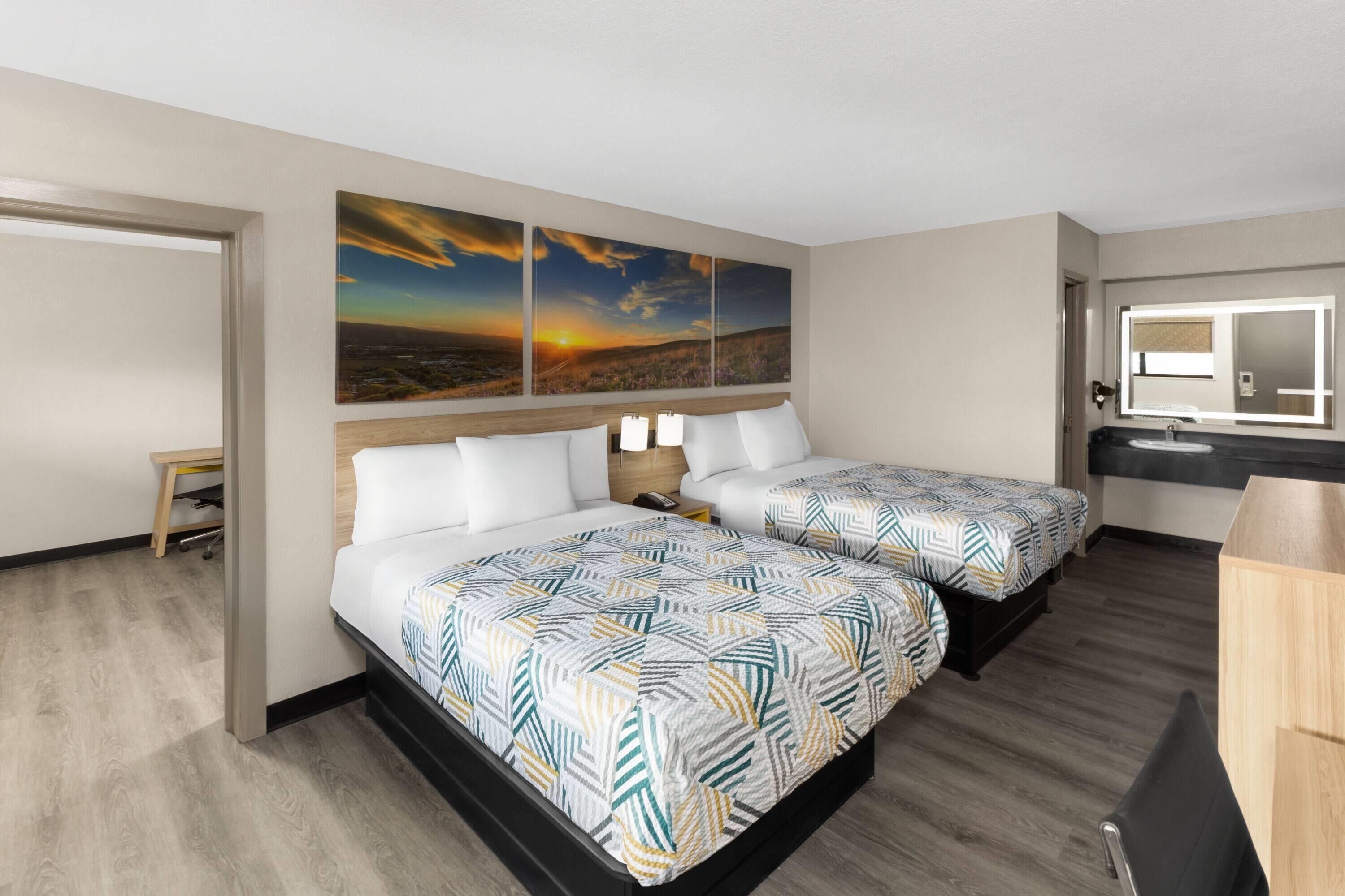 Suite, Meerdere bedden, niet-roken (1 Bedroom) | Luxe beddengoed, donsdekens, bedden met traagschuimmatrassen, een bureau