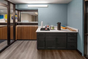 Tägliches inbegriffenes Frühstück zum Mitnehmen