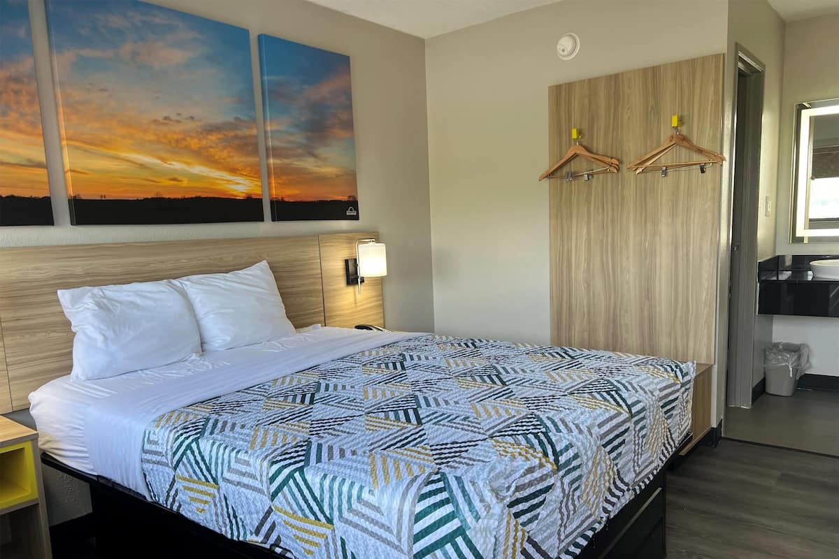 Room, 1 Queen Bed, Non Smoking | Premium bedding, down comforters, memory foam beds, desk