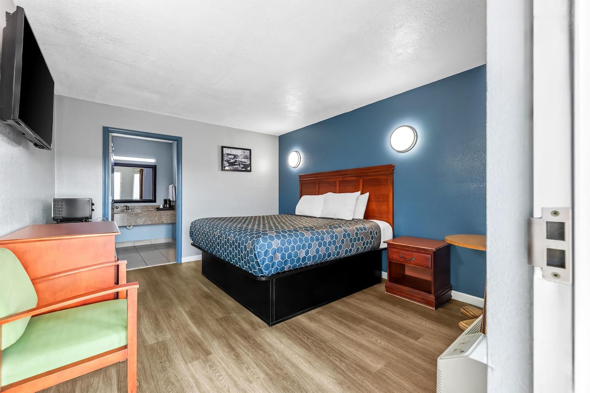 Room, 1 King Bed, Accessible, Smoking | Desk, iron/ironing board (on request), WiFi (free), bed sheets