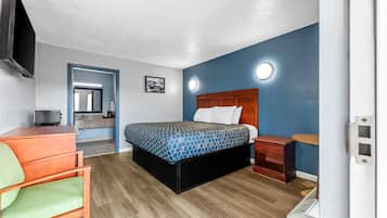 客房, 1 张特大床, 无障碍, 吸烟房 | 办公桌、熨斗/熨板、免费 WiFi、床单