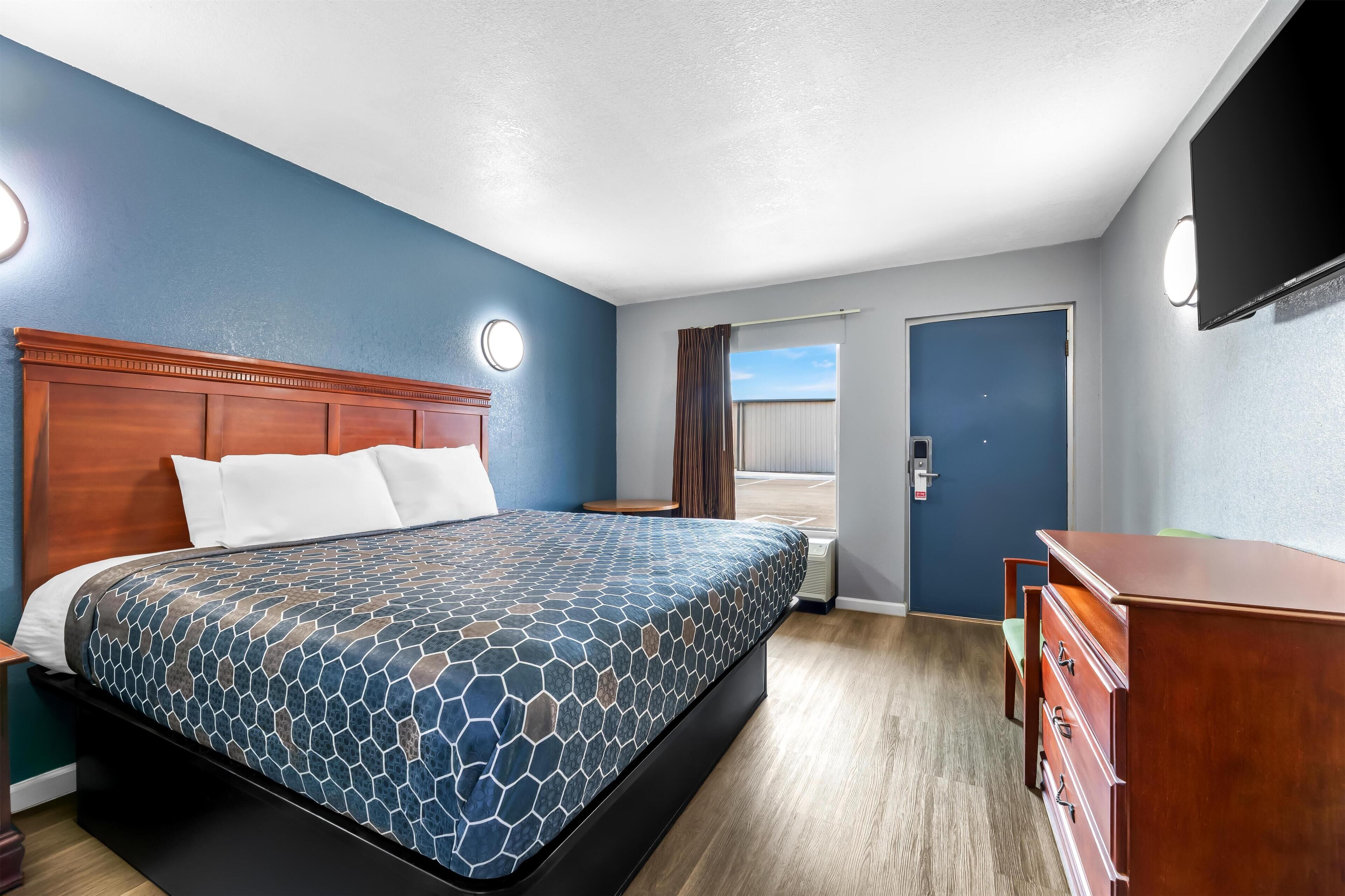 Room, 1 King Bed, Smoking | Desk, iron/ironing board, free WiFi, bed sheets