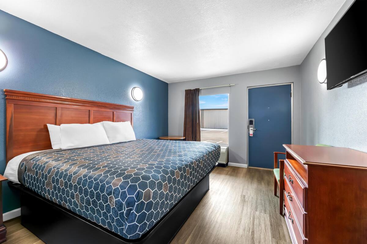 Desk, iron/ironing board, free WiFi, bed sheets