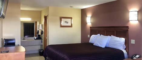 Escritorio, tabla de planchar con plancha, wifi gratis y ropa de cama