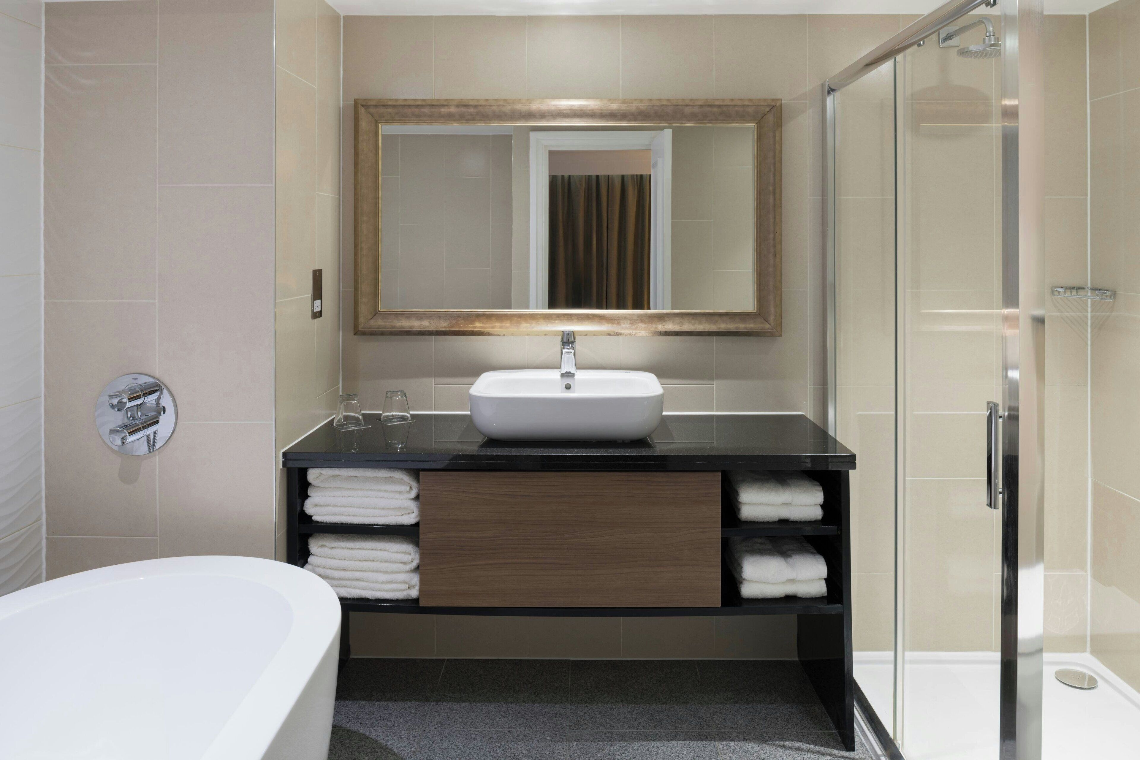executive suite, 1 queen bed | bathroom | combined shower/bathtub, eco-friendly toiletries, hair dryer, towels