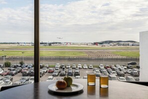 Serviert Frühstück, Mittagessen und Abendessen