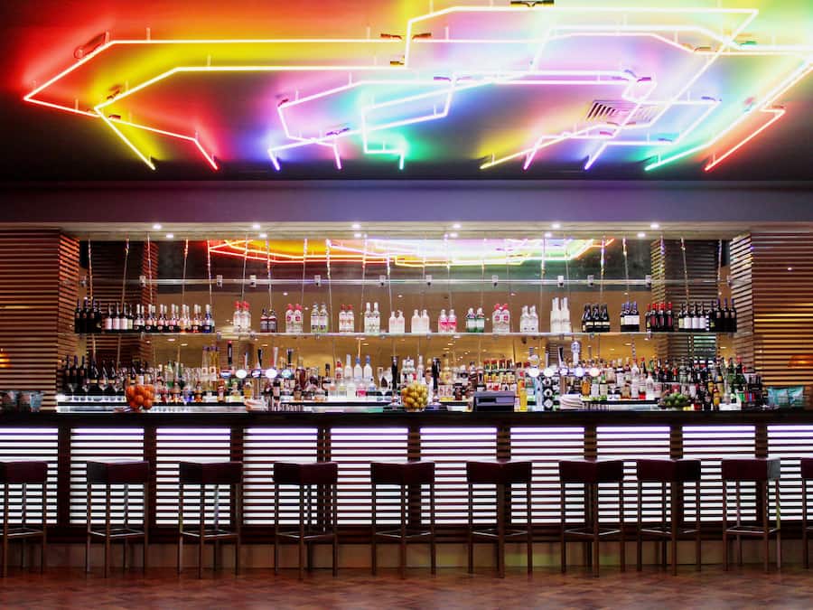 Serves breakfast, lunch, and dinner