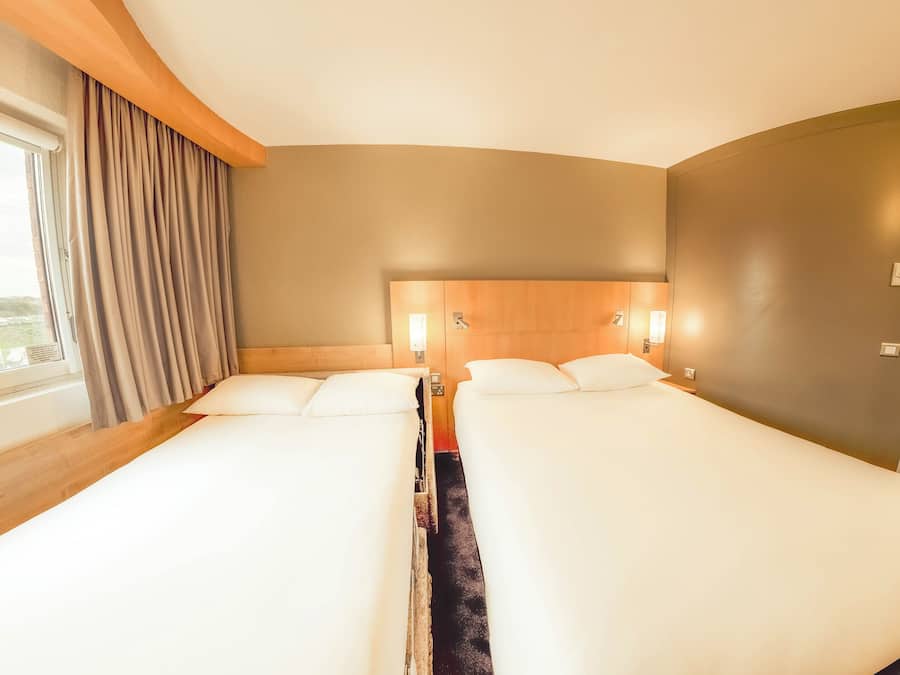 Familierom, 1 dobbeltseng med sovesofa | Sengetøy av topp kvalitet, memory foam-senger og skrivebord