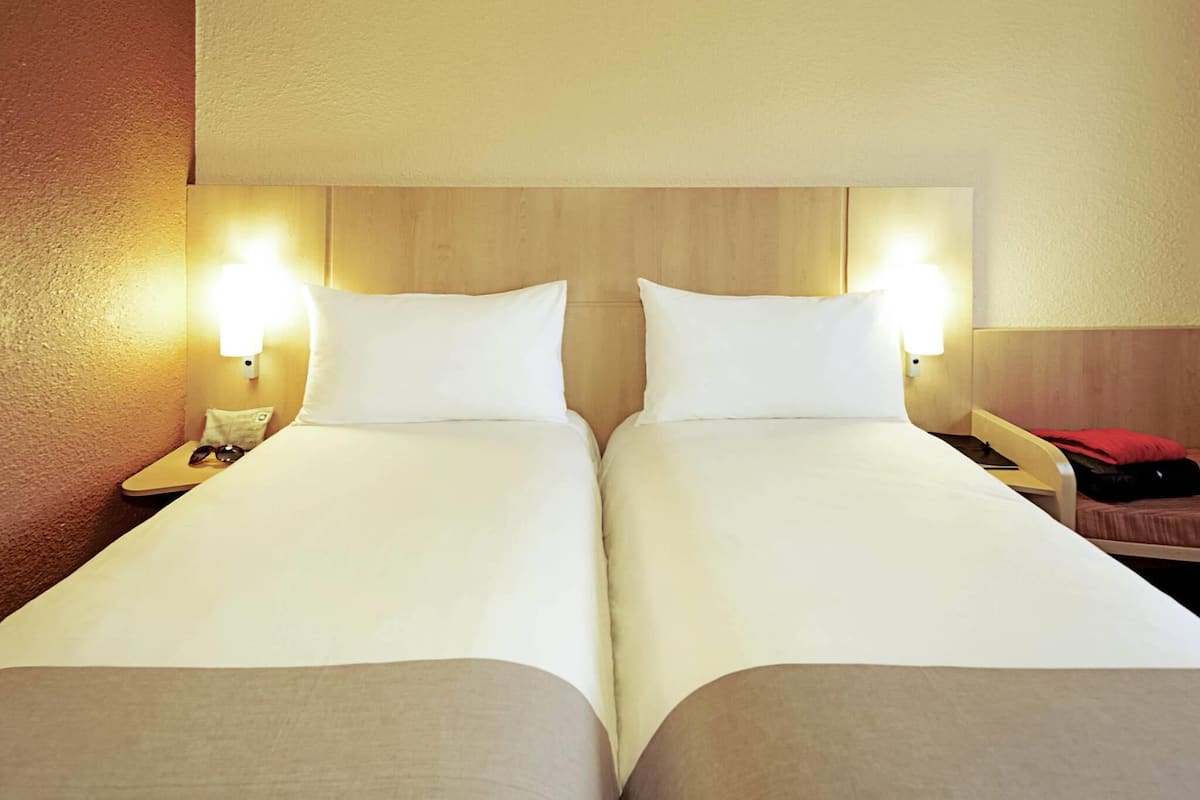 Chambre avec lits jumeaux, 2 lits une place | Literie de qualité supérieure, matelas mémoire de forme, bureau