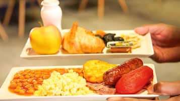 Se ofrece un desayuno bufé (12 GBP por persona)