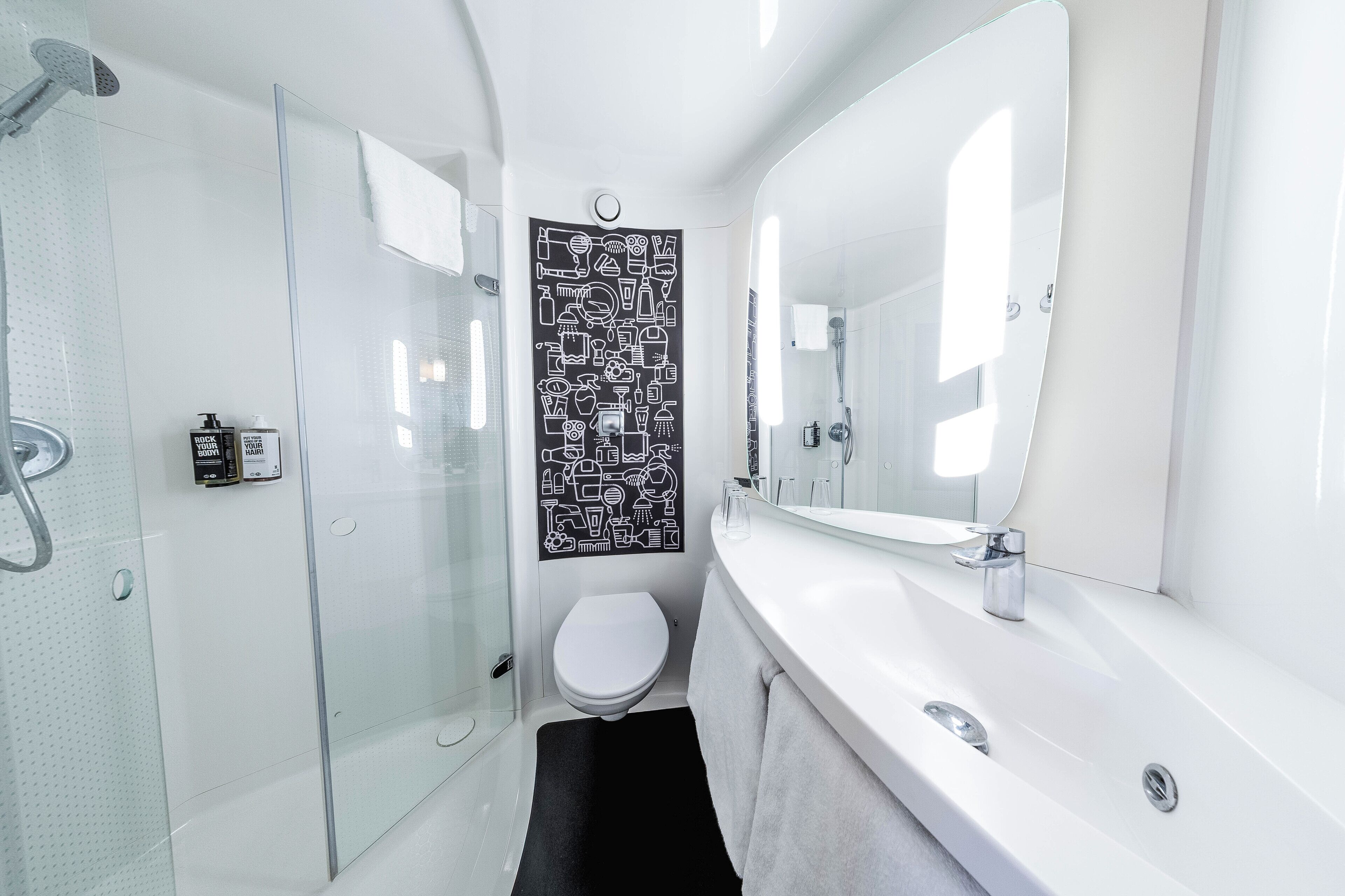 Familjerum - 1 dubbelsäng med bäddsoffa | Badrum | Miljövänliga toalettartiklar, hårtork och handdukar