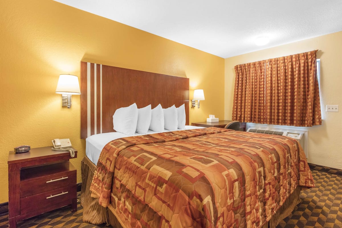 Desk, free WiFi, bed sheets