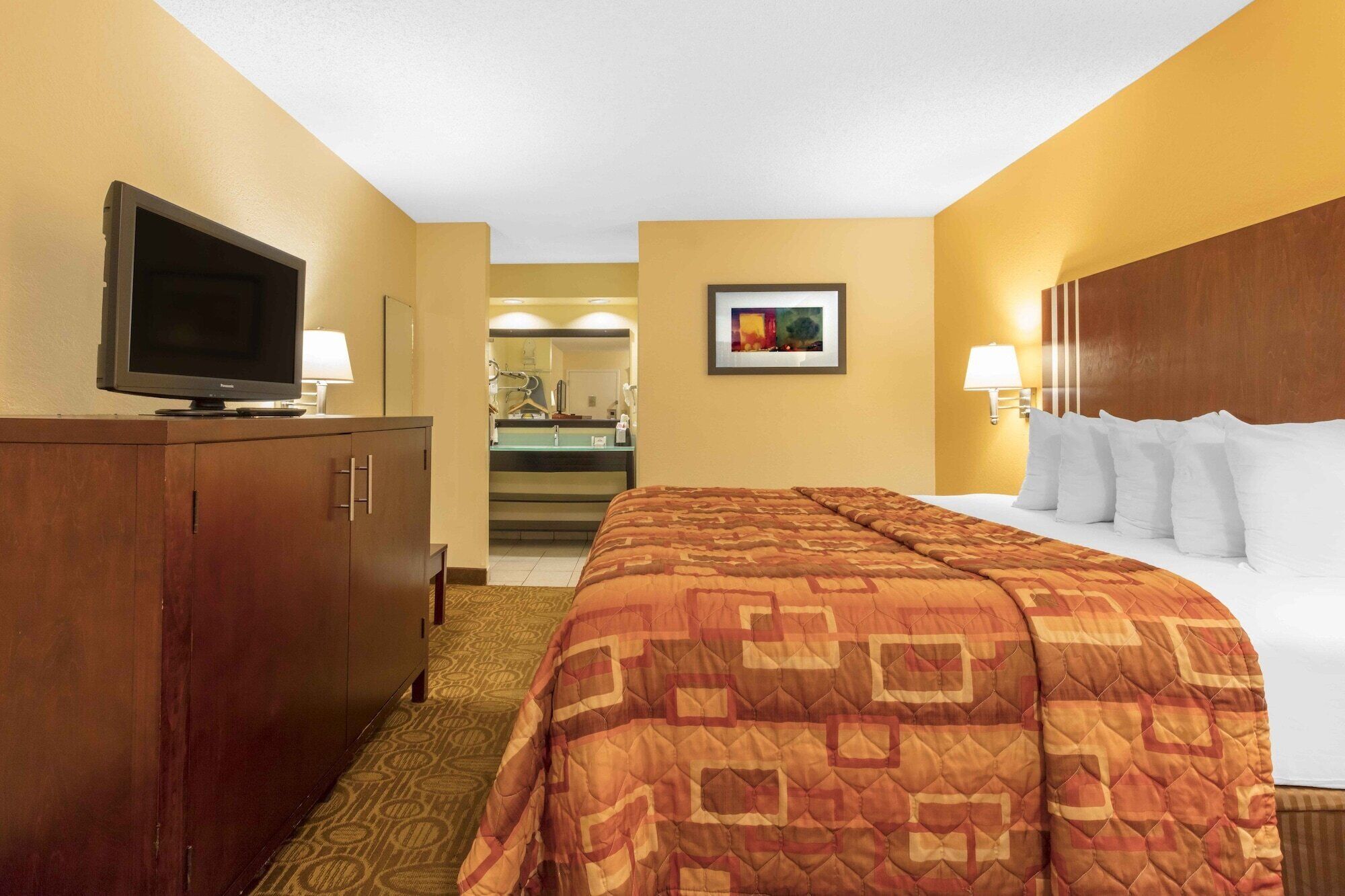 Escritorio, wifi gratis, ropa de cama