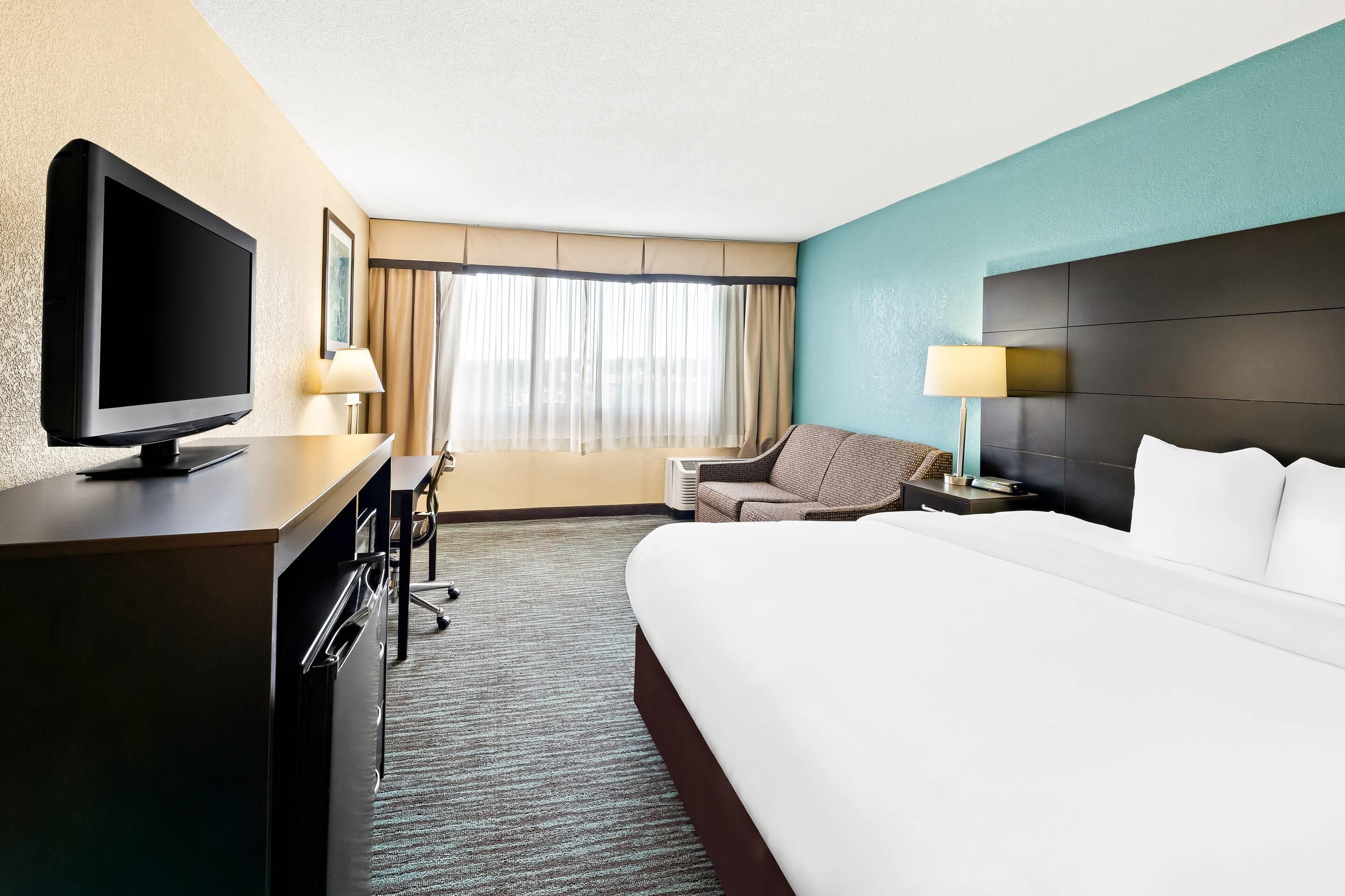 Standard Room, 1 King Bed with Sofa bed, Non Smoking (2 Person Sofabed) | In-room safe, iron/ironing board, free cots/infant beds, free WiFi