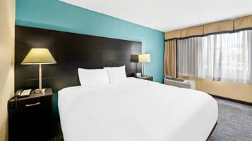 Zimmer, 1 King-Bett und Schlafsofa, barrierefrei, Nichtraucher | Zimmersafe, Bügeleisen/Bügelbrett, kostenlose Babybetten