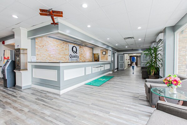 Lobby - Quality Inn Dayton Airport (Englewood)