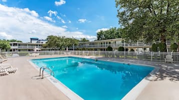 Kauden mukainen ulkouima-allas