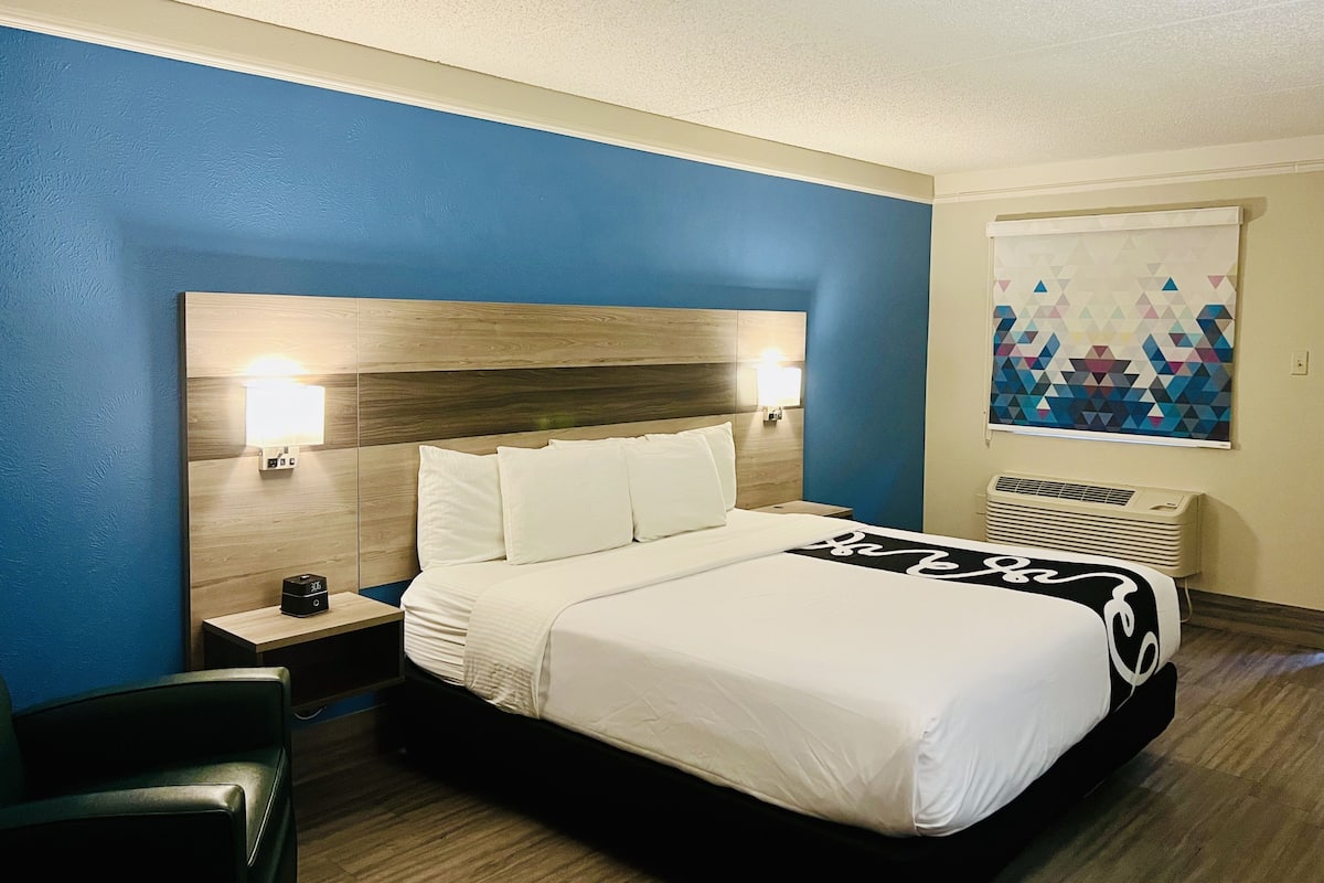 Premium bedding, desk, iron/ironing board, free cots/infant beds