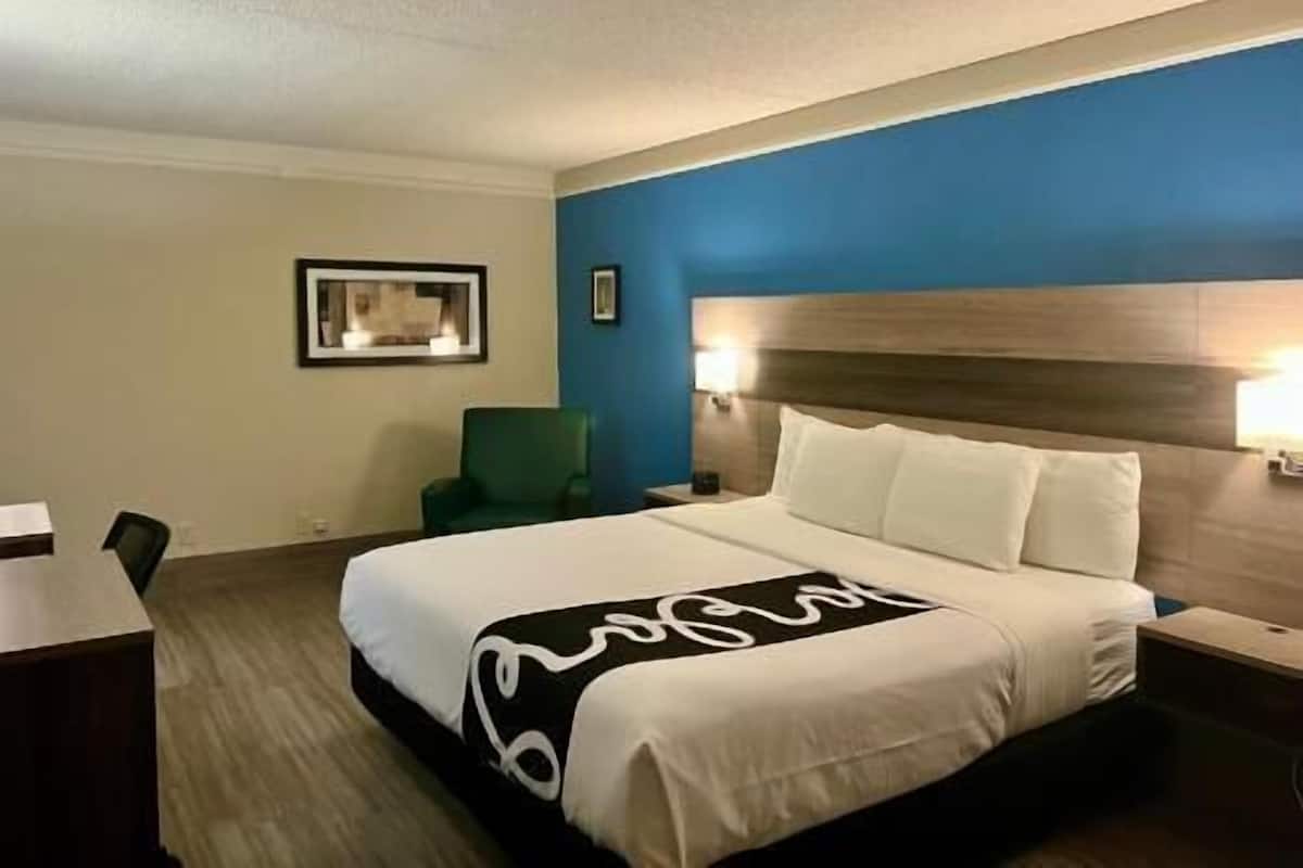 Premium bedding, desk, iron/ironing board, free cribs/infant beds