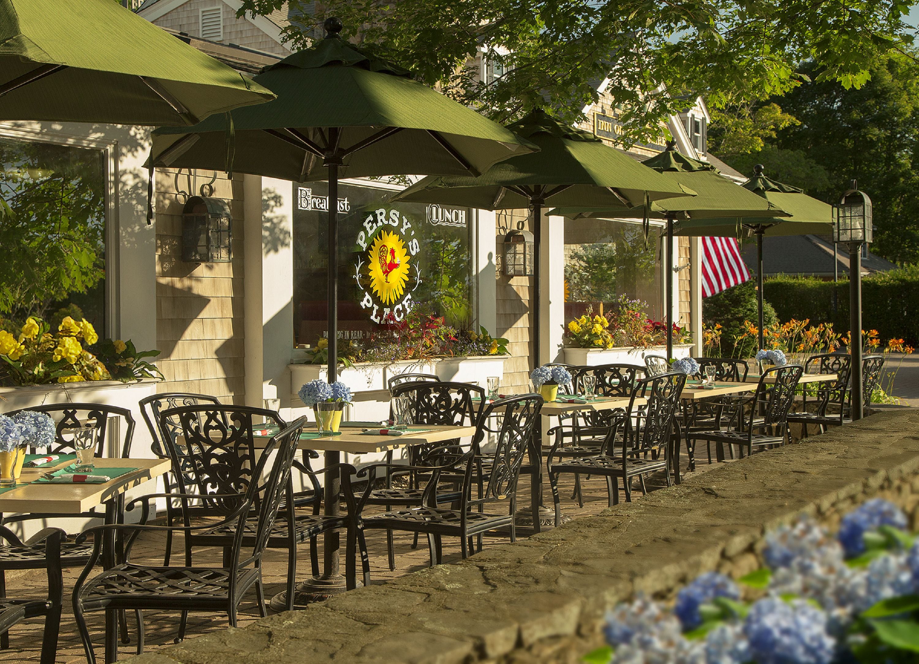 breakfast, lunch served; american cuisine, al fresco dining