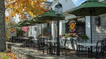 Breakfast and lunch served, al fresco dining 