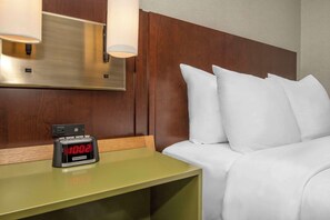 Zimmer, 2 Queen-Betten | Hochwertige Bettwaren, Pillowtop-Betten, Schreibtisch