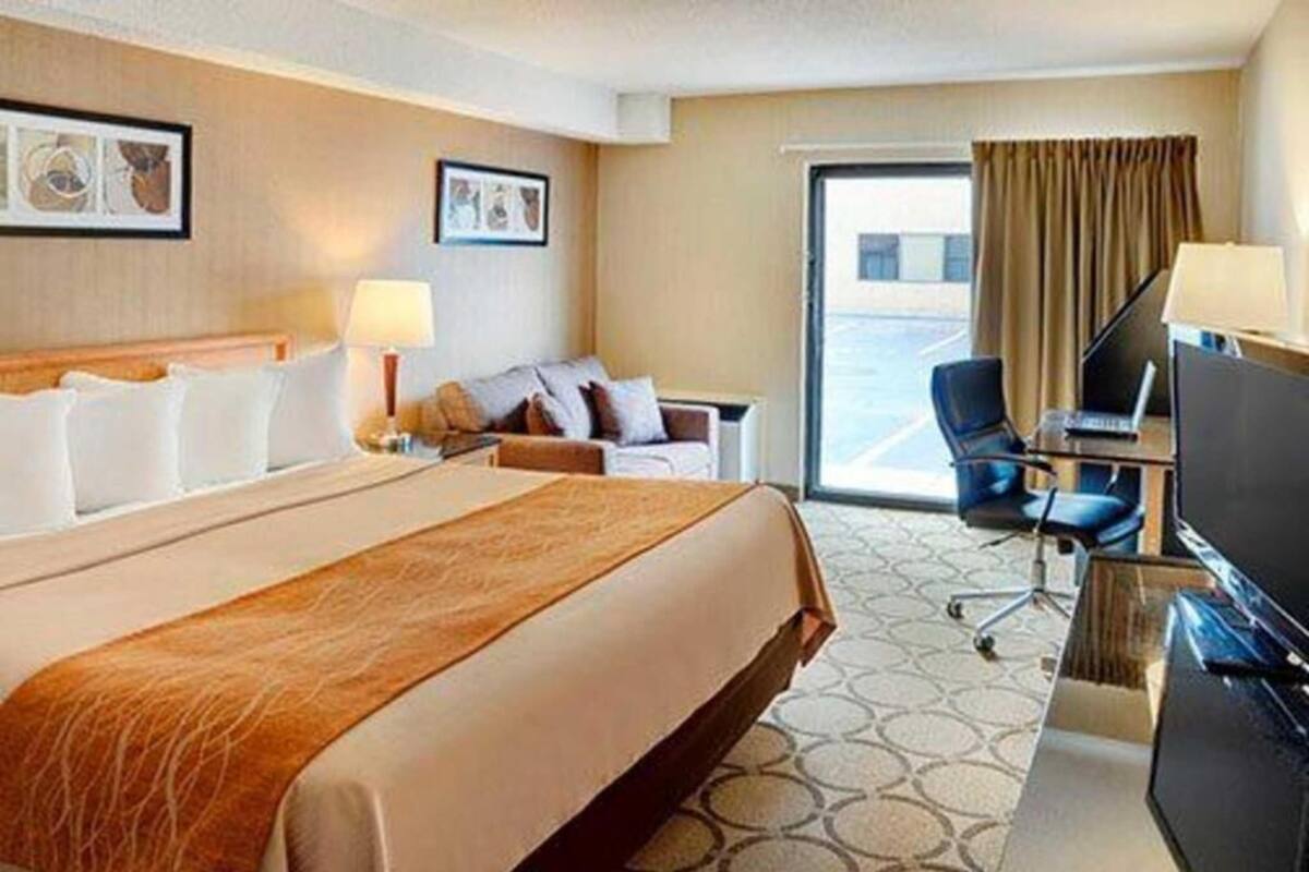 Premium bedding, pillowtop beds, desk, iron/ironing board