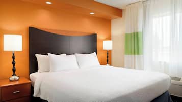 Hochwertige Bettwaren, Zimmersafe, Schreibtisch, Verdunkelungsvorhänge