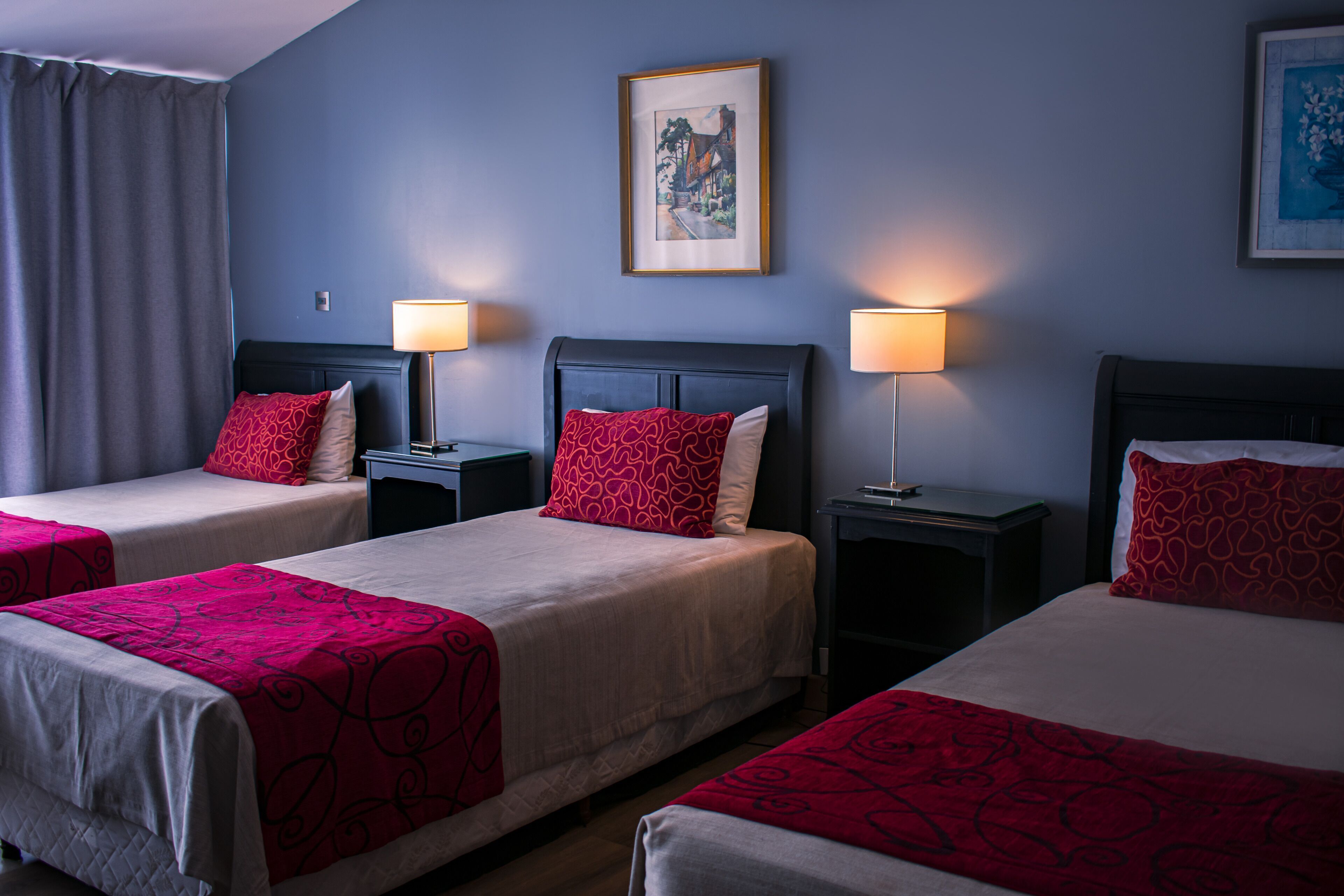 Edredons de pluma, cofres nos quartos, individualmente decorados