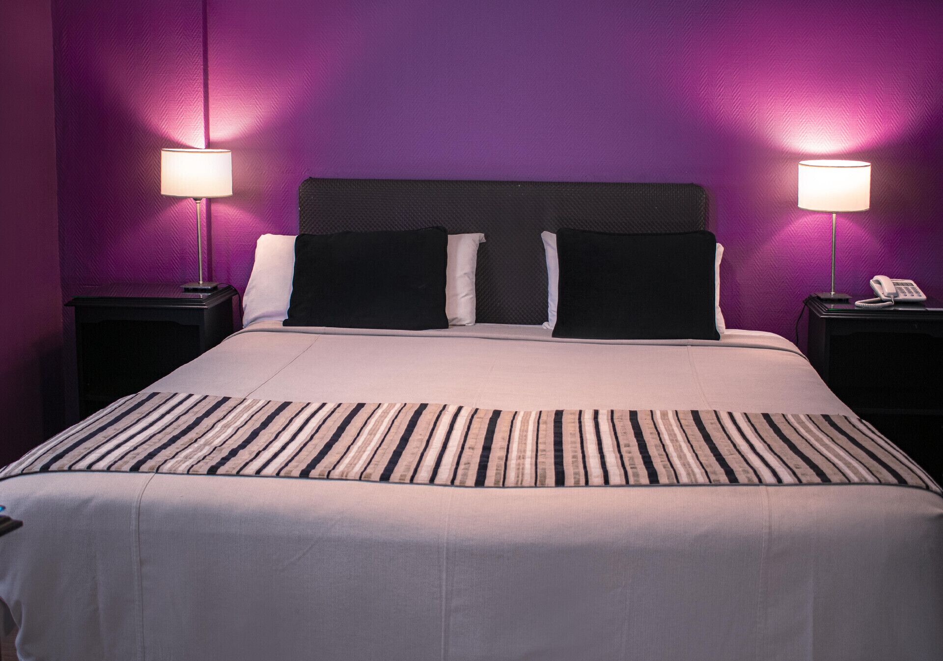 Edredons de pluma, cofres nos quartos, individualmente decorados