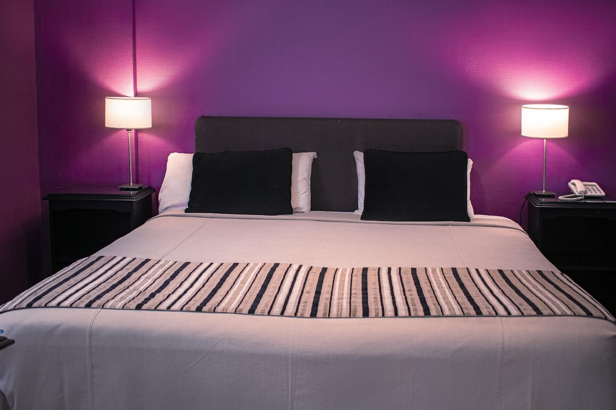 Edredons de pluma, cofres nos quartos, individualmente decorados