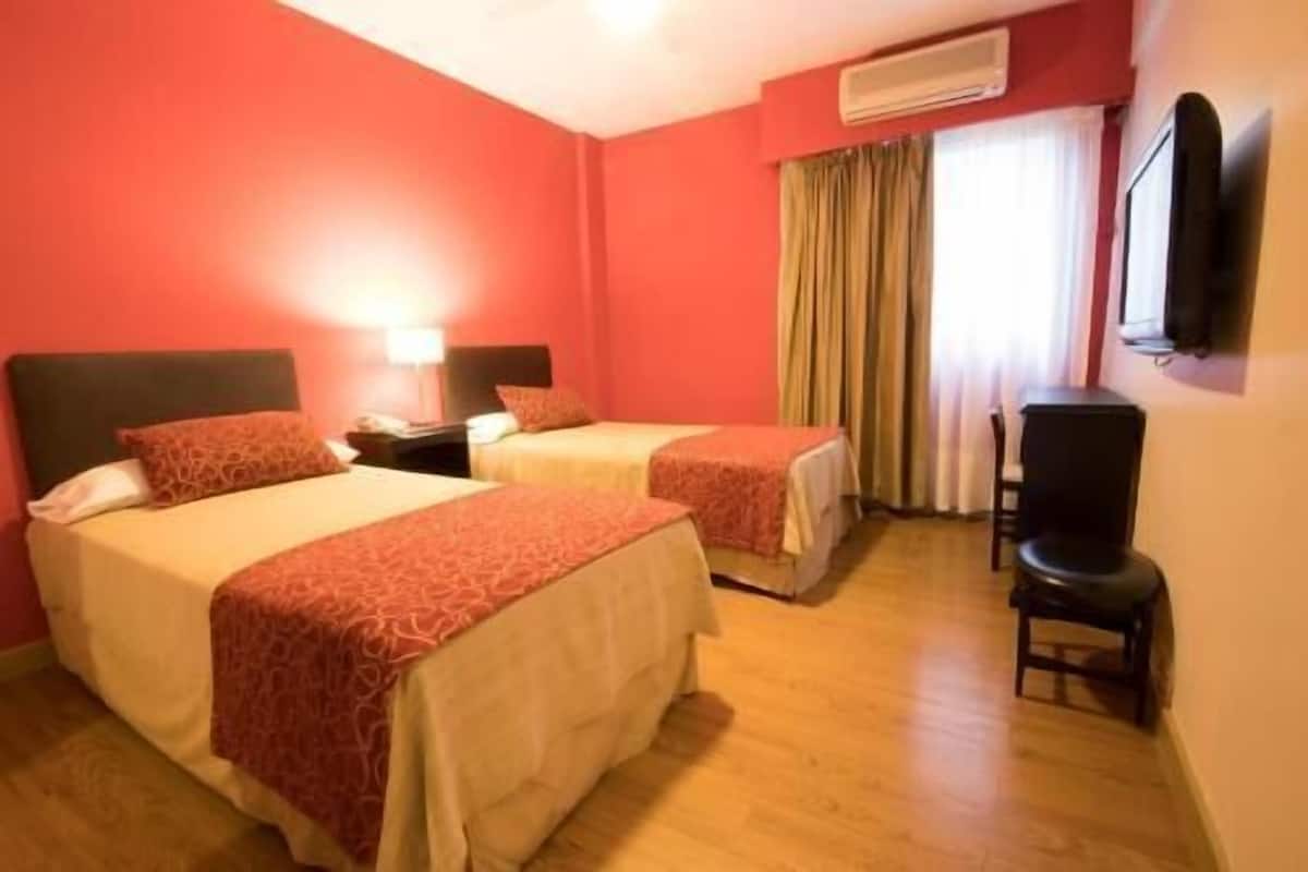 Edredons de pluma, cofres nos quartos, individualmente decorados