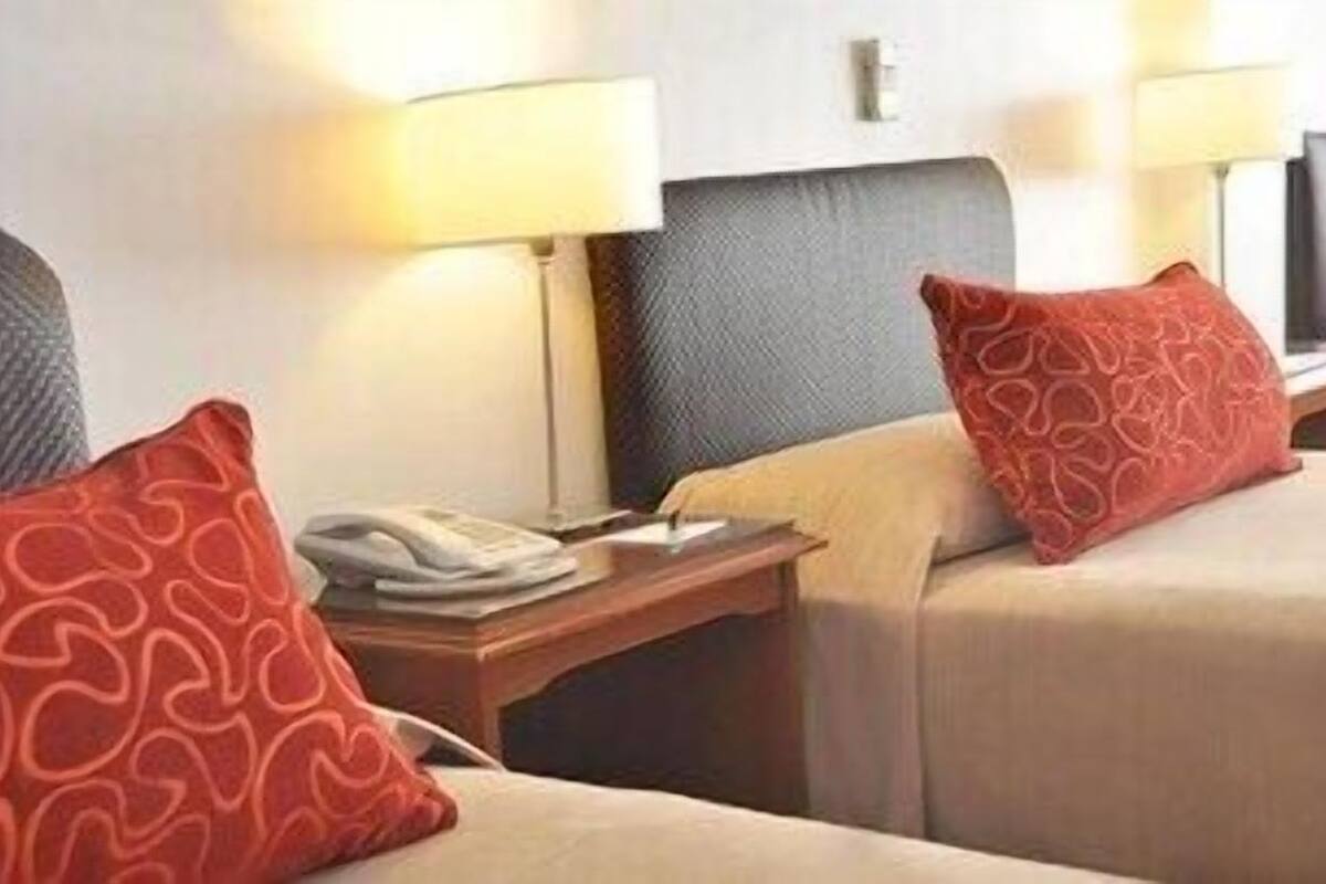 Edredons de pluma, cofres nos quartos, individualmente decorados