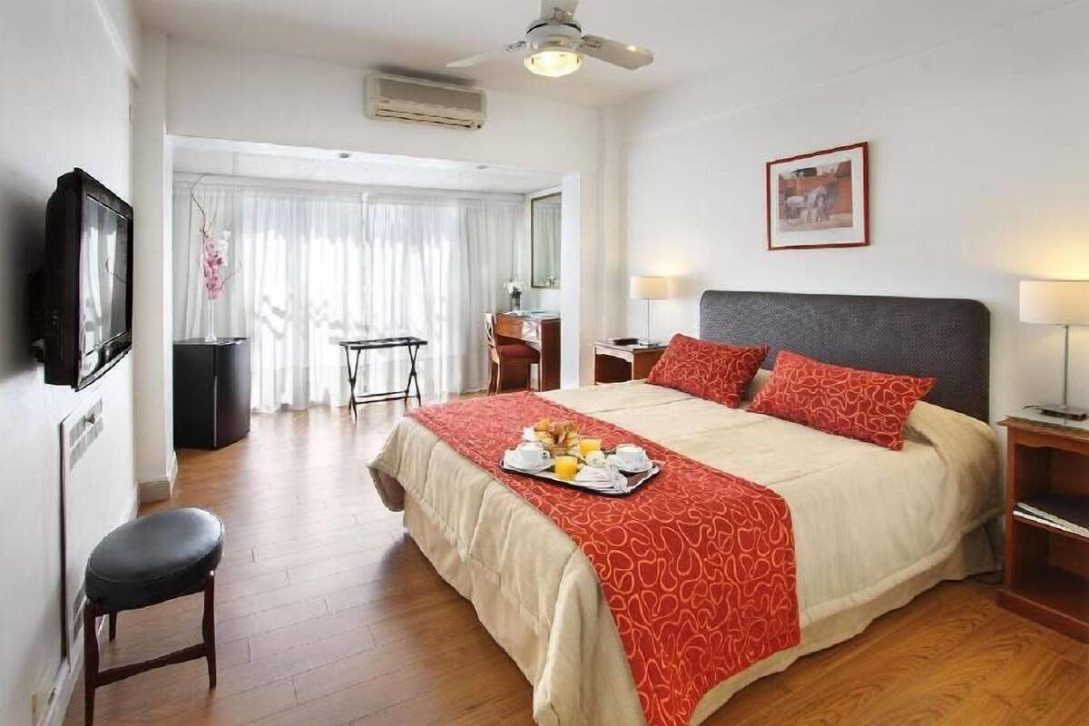 Edredons de pluma, cofres nos quartos, individualmente decorados