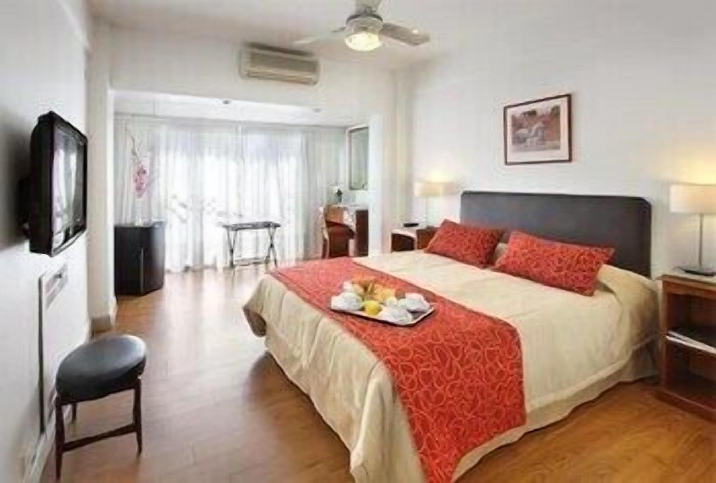 Edredons de pluma, cofres nos quartos, individualmente decorados